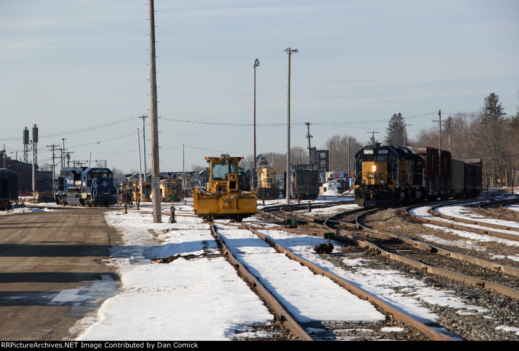 CSXT 1727 Leads L070 East at Waterville